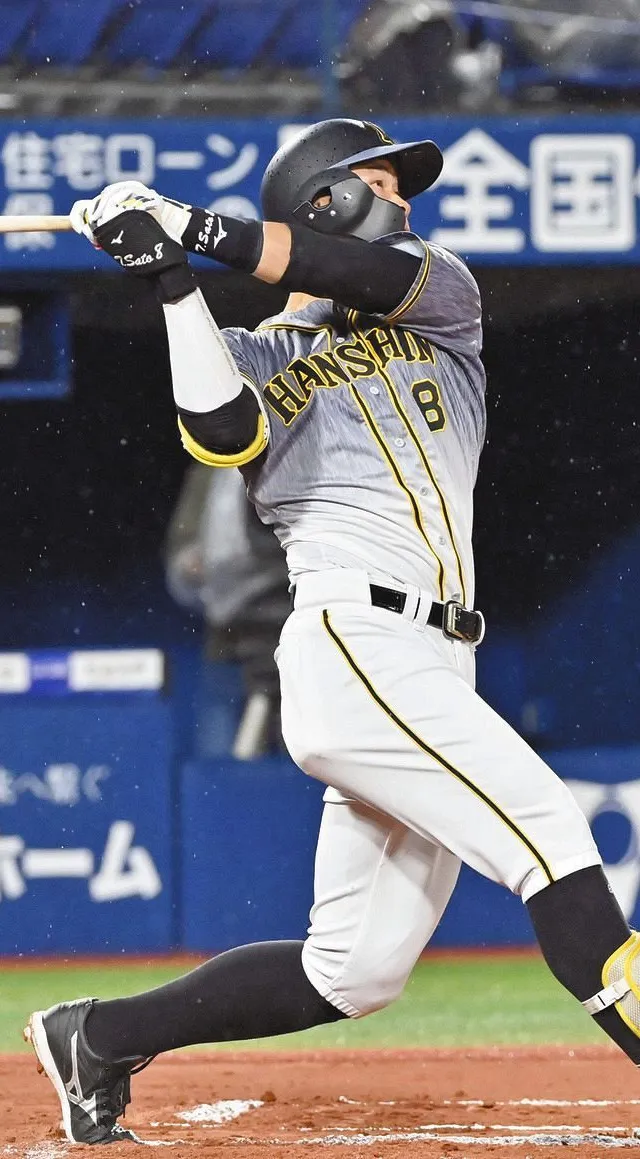 【野球】感動の瞬間！ホームランボールを子供に渡すおじさんの行動が素晴らしい！